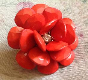 Grande anello con fiore rosso e strass centrale