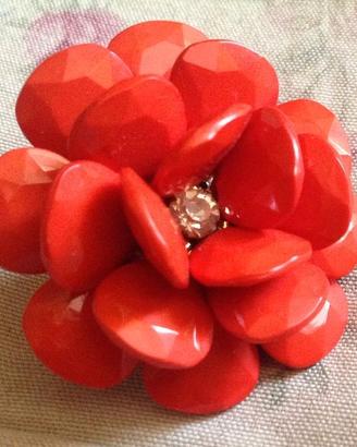 Grande anello con fiore rosso e strass centrale