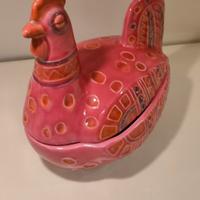 Gallina in ceramica. 