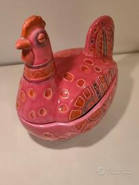 Gallina in ceramica. 