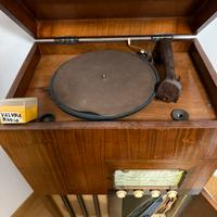 Radio grammofono CGE d’epoca e 40-50 dischi ‘900