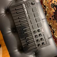 Controller MIDI  Akai MPK mini con pedale sustain