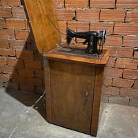 Mobile da cucito vintage con macchina da cucire