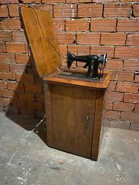 Mobile da cucito vintage con macchina da cucire