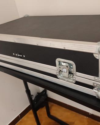 Flight case+cuffie+tavolo 