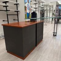 Arredamento per negozio composto da: