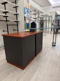Arredamento per negozio composto da:
