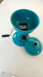 Schiaccia nocciole a manovella in metallo