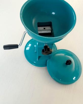 Schiaccia nocciole a manovella in metallo