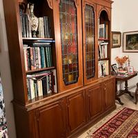 Grande libreria/vetrina in legno massello