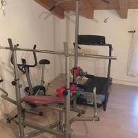 Panca fitness con bilanciere sopra multifunzionale