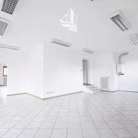 Ora: negozi con garage e posto auto