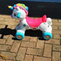 Unicorno a dondolo Clementoni con rotelle