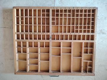 Vecchio cassetto da tipografo