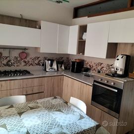 cucina completa di elettrodomestici 