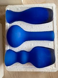 Tre vasetti per fiorellini in vetro blu