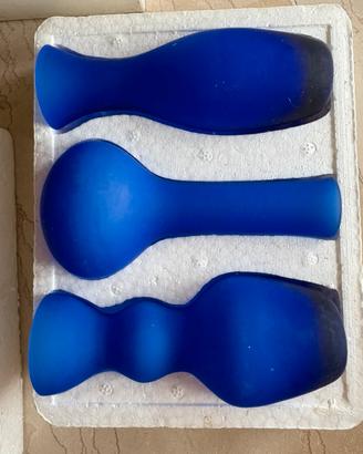 Tre vasetti per fiorellini in vetro blu
