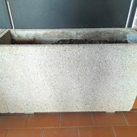 Fioriere in cemento e ghiaia