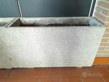 Fioriere in cemento e ghiaia