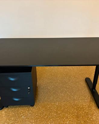 Scrivania IKEA BEKANT nera