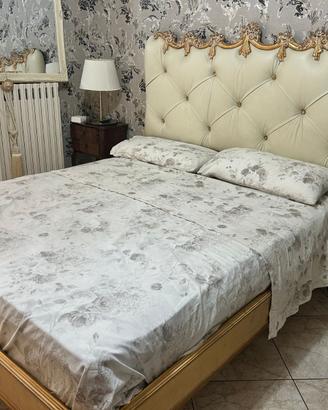 Letto in legno con spalliera trapuntata ecopelle