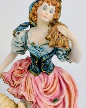 Statua la contadina porcellana di Capodimonte.