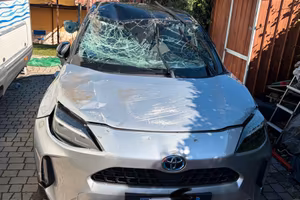 Toyota Yaris cross sinistrata