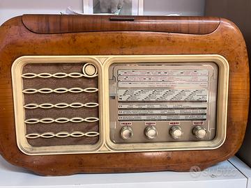 Radiofonografo d’epoca a valvole anni 50