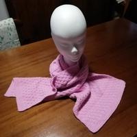 Sciarpa rosa lavorata ai ferri. 