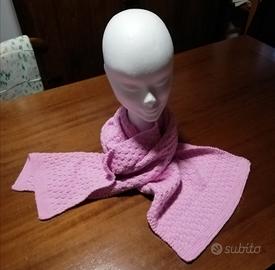 Sciarpa rosa lavorata ai Abbigliamento e Accessori In