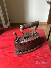 Antico ferro da stiro