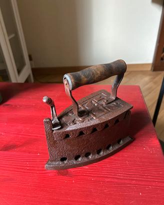 Antico ferro da stiro
