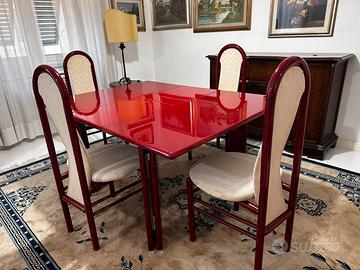 Tavolo allungabile rosso laccato con 4 sedie
