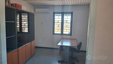 Magazzino all'uscita di Succivo (CE)