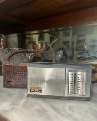 Radio portatile vintage Sanyo 8 Transistor