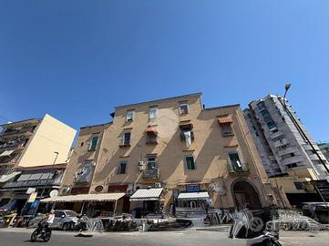 4 LOCALI A NAPOLI
