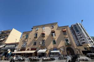4 LOCALI A NAPOLI
