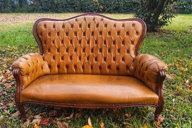 Divano Chesterfield 2 posti in pelle – vintage
