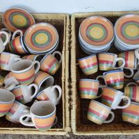 Tazzine da caffè di ceramica decorate a mano.