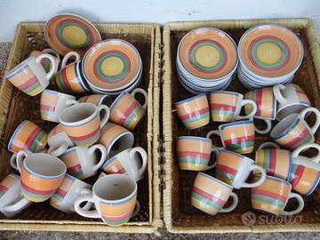 Tazzine da caffè di ceramica decorate a mano.