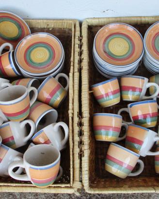 Tazzine da caffè di ceramica decorate a mano.