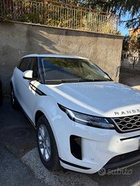 Auto Evoque ibrida elettrica con carica benzina