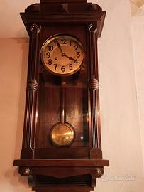 orologio a pendolo vecchio perfettamente funzionan