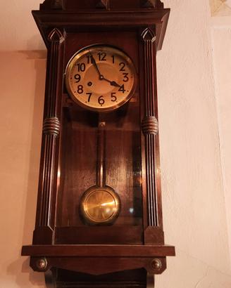 orologio a pendolo vecchio perfettamente funzionan