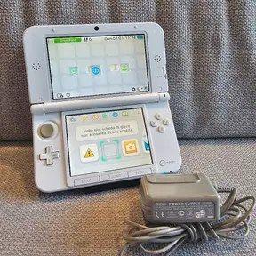 Nintendo 3DS XL bianco con caricatore 