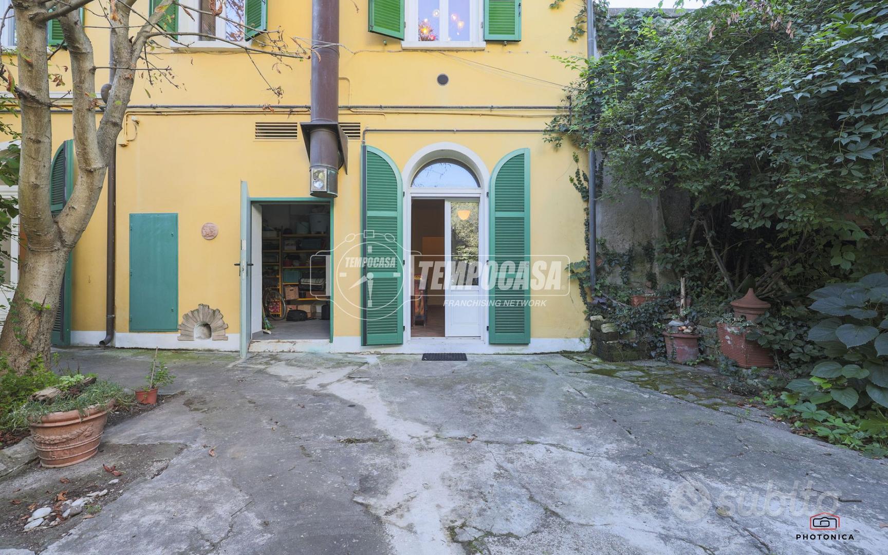 Villa con tre appartamenti in centro storico