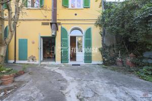 Villa con tre appartamenti in centro storico