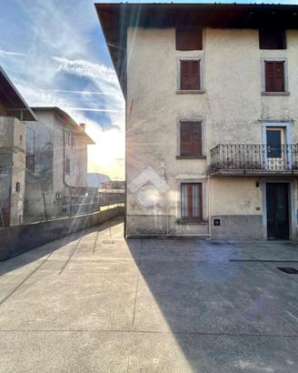 CASA SEMINDIPENDENTE A CERETE