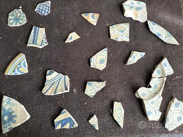 Resti di un piatto di antica cermica castelli