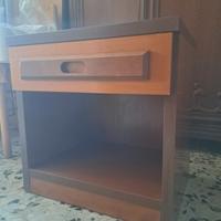 comodino in legno 